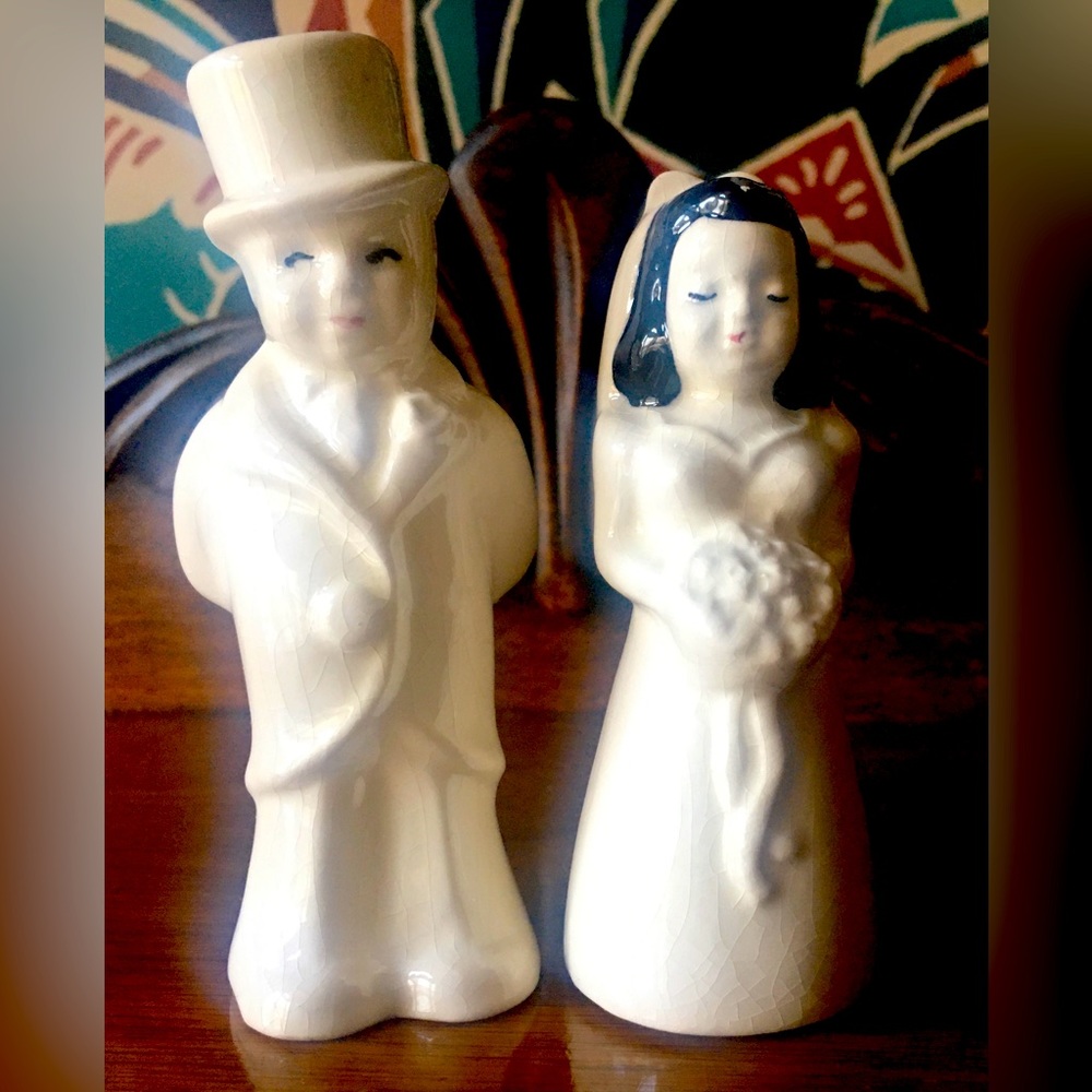 Vintage Bride and Groom S+P shaker set - would be a cute Wedding Cake Topper!